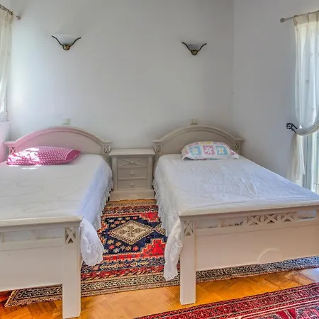 Willa Silver - Beautiful 4-bedroom *