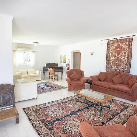 Silver - Beautiful 4-bedroom Villa *